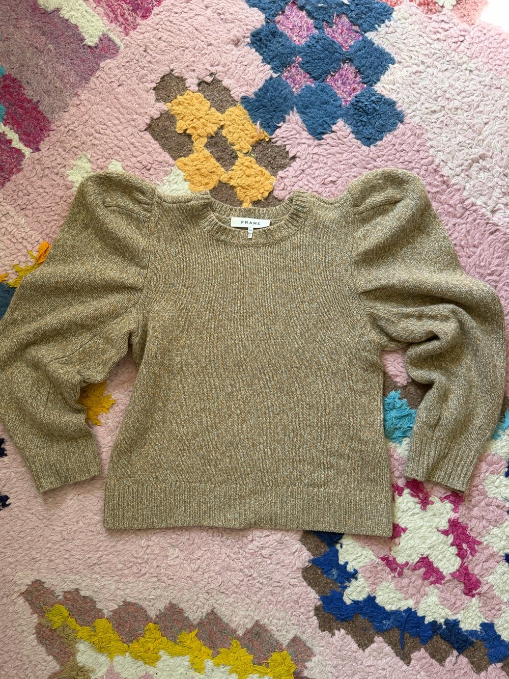 100% cashmere Frame Denim Puff Sleeve Crewneck Sweater in Olive Heather